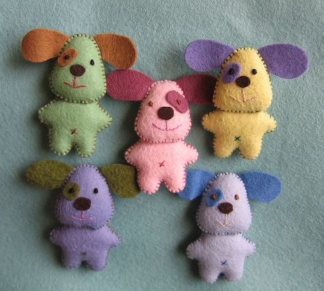 5dogs | Flickr - Photo Sharing! Tovad Ull, Baby Mobil, Operation Christmas Child, Felt Dogs, Felt Patterns, Needle Felted Animals, Animal Crafts, Felt Diy, Felt Dolls