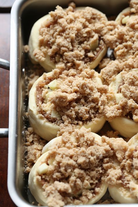 Apple Crumb Cinnamon Rolls are soft, delicious cinnamon rolls filled with diced apples and topped with crumb topping, made with soft yeast dough! Sweet Roll Recipe, Apple Crumb, Breakfast Rolls, Breakfast Sweets, Diced Apples, Cinnamon Apple, Cinnamon Rolls Homemade, Cinnamon Rolls Recipe, Baking Project