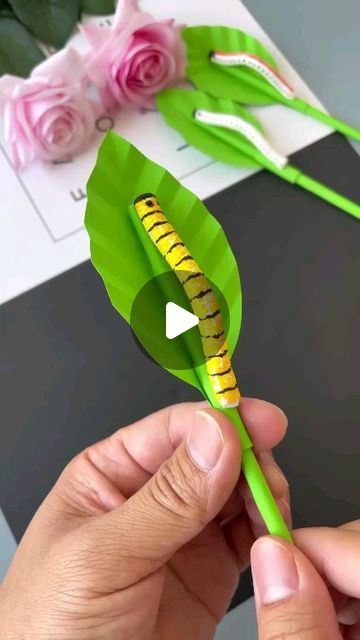 Moving Caterpillar, Paper Caterpillar, Leaf Crafts Kids, Activity For Family, Summer Arts And Crafts, Caterpillar Craft, Paper Folding Crafts, Tissue Paper Crafts, Leaf Animals