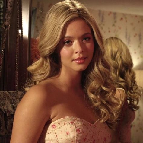 Alison Pretty Little Liars, Gay Best Friend, Alison Dilaurentis, Sasha Pieterse, Hanna Marin, Pretty Little Liars, Serie Tv, Beauty Fashion, Girly Things