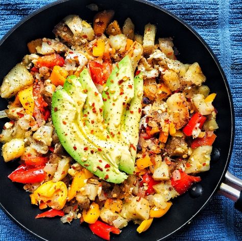 Breakfast Scramble with Peppers, Potato, Onions, and Avocado. Paleo and vegetarian. Daniel Fast Breakfast, Plant Protein Recipes, Daniel Fast Meal Plan, Breakfast Scramble, Daniel Fast Recipes, Avocado Breakfast, Summer Brunch, Breakfast Potatoes, Daniel Fast