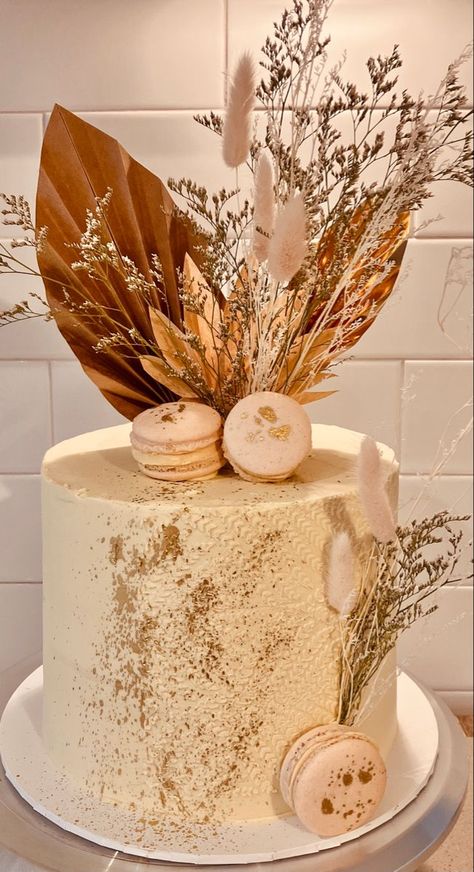 Caramel mud cake with vanilla buttercream decorated in boho theme with dried flower arrangement Boho Themed Cake, Sugar Free Pastries, Caramel Mud Cake, 40th Cake, Buttercream Decorating, Birthday Cake Decorating Ideas, Boho Cake, Quinceanera Cakes, Making Cakes