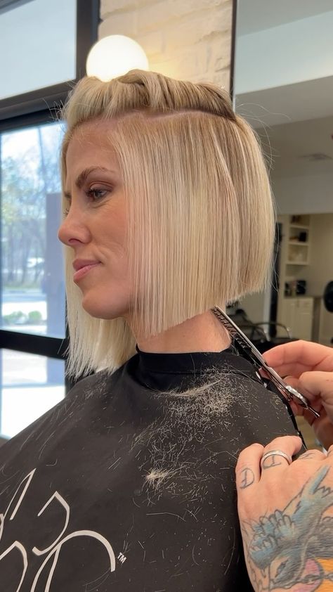 Volume up🔈 Why clients don’t leave haircuts with wet hair 💡 All the magic happens on dry hair. My style is often build shape on wet… | Instagram Floating Bob Haircut, Jocelyn Mcclellan, Short Textured Bob, Chris Jones, The Haircut, Textured Bob, Bob Hairstyles For Thick, Bob Haircut For Fine Hair, Hair Tutorials For Medium Hair