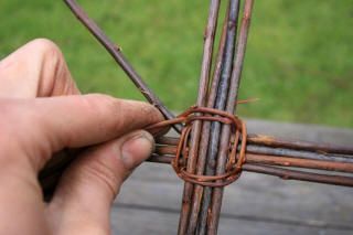 Wild Basketry, Basket Weaving Diy, Willow Weaving, Basket Making, Basket Case, Diy Weaving, Diy Basket, Crafty Craft, Nature Crafts