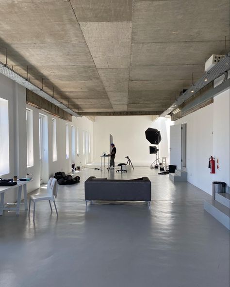 Mezzanine Workspace, Architecture Studio Workspace, Photography Studio Interior Design, Warehouse Aesthetic, Warehouse Home Design, Photo Studio Interior, Small Photography Studio, Art Warehouse, Industrial Studio