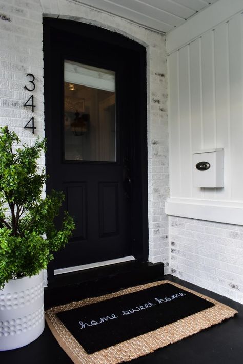 Front Porch Remodel, Veranda Design, Porch Remodel, Farmhouse Front Door, نباتات منزلية, Front Porch Design, Farmhouse Front Porches, Front Door Entrance, Black Door