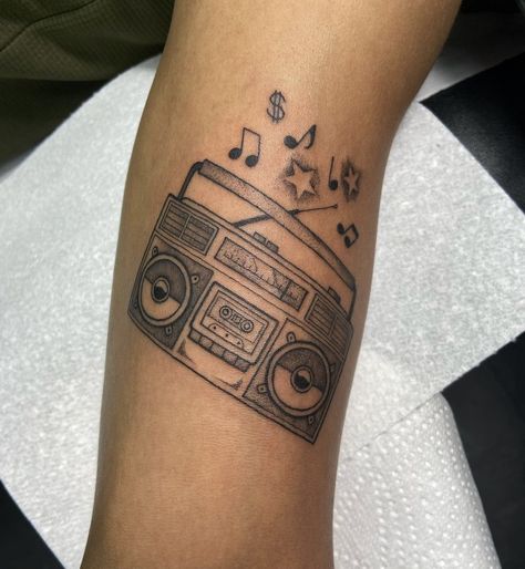 Old Radio Tattoo, Boom Box Tattoo, Boombox Tattoo, Box Tattoo, Boom Box, Unique Tattoo Designs, Leg Tattoo, Old Radios, Music Tattoos