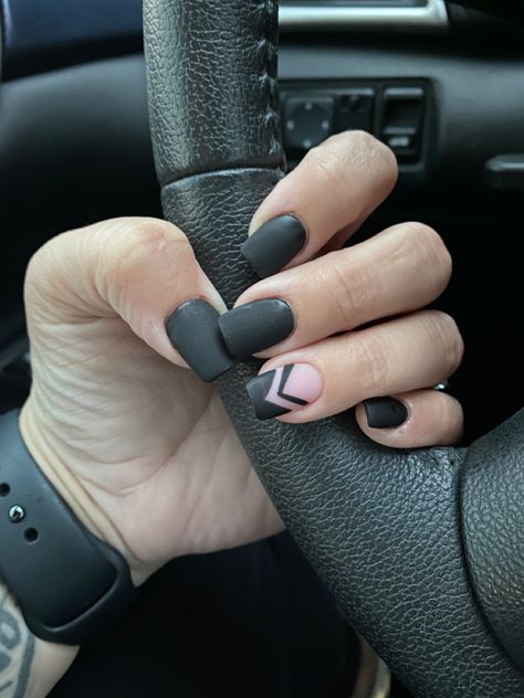 Bridesmaids Nail Ideas Black, Matte Black Fall Nails, Matte Black Coffin Acrylic Nails, Matte Black Short Nails, Mat Nails Designs, Nude And Black Nails Short, Matte Black And Gold Nails, Nude And Black Nail Designs, Black Dipped Nails Ideas