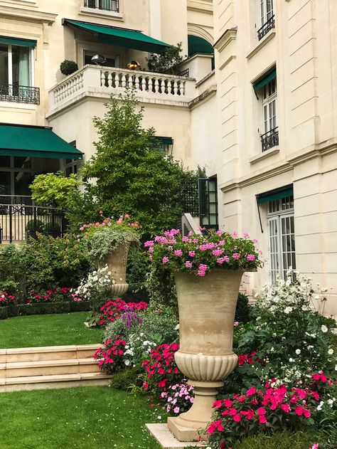 Inspiring Garden Design: Ideas to Borrrow from a Parisian Garden - Private Newport Vegetable Garden Layout Design, Garden Design Inspiration, Backyard Goals, Parisian Garden, Potted Garden, Parisian Hotel, Exquisite Gardens, Garden Design Layout, Trip To Paris