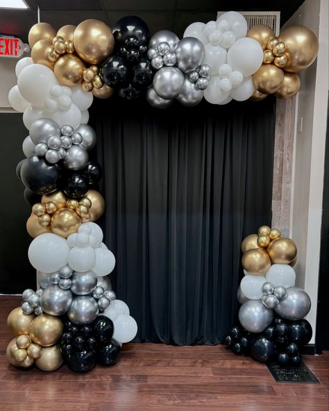 💛 🖤 🤍 Black White And Grey Graduation Party, Balloon Garland On Backdrop Stand, Black And White Balloon Garland, Black And White Balloons, Balloon Ideas, White Balloons, Gold Balloons, Backdrop Stand, Planning Ideas