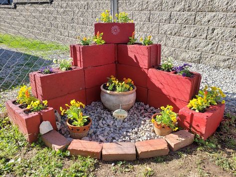 Backyard Cinder Block Ideas, Cinder Block Garden Wall Ideas, Cinder Blocks Ideas Outdoors, Cinder Block Yard Ideas, Cinderblock Garden Wall, Cinder Block Landscaping, Cement Block Garden, Easy Front Yard Landscape, Cinder Blocks Ideas