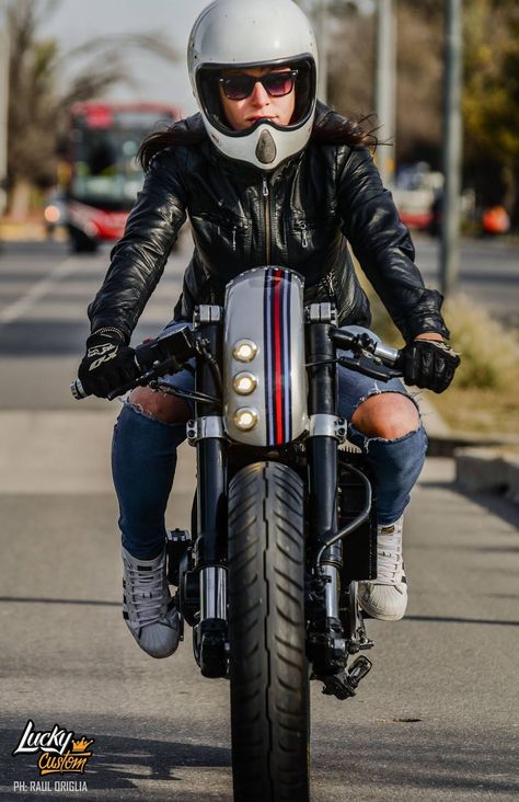 Old School Garage, Honda Cbx, Cafe Racer Magazine, Vintage Cafe Racer, Bobber Custom, Cafe Racer Girl, Moto Cafe, Cafe Racing, Cb 750