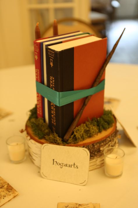 Hogwarts (Harry Potter) table centerpiece Harry Potter Centerpiece Ideas, Harry Potter Table Decorations, Crazy Activities, Graveyard Party, Jello Worms, Harry Potter Table, Harry Potter Bridal Shower, Fox Cake, Kids Treats