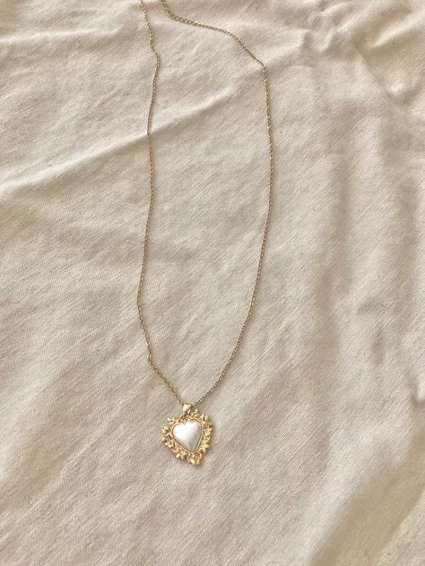 Gold Jewelry Aesthetic Necklaces, Heart Necklace Aesthetic, Vintage Heart Necklace, Sparkle Fashion, Pearl Heart Necklace, Necklace Aesthetic, Necklace Combo, Korean Accessories, Fancy Jewelry Necklace