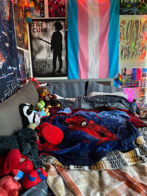 don’t repost without credit 🌠 instagram: pheeebix tiktok: onfascinationstreet Nerd Bedroom Aesthetic, Corner Bed, Diy Room Ideas, Scene Kid Bedroom, Alt Room Ideas, Nerd Bedroom, Messy Bedroom, Cool Room Decor, Chill Room