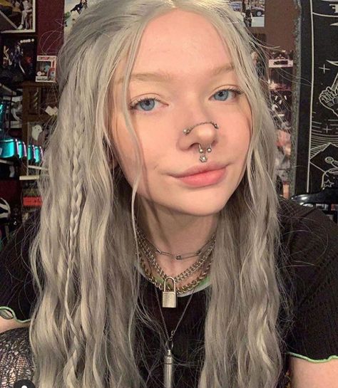 Looking Up Drawing, Double Nostril Piercing, Piercings Septum, Double Nose Piercing, Double Ear Piercings, Face Piercings, Cool Piercings, Cute Piercings, Facial Piercings