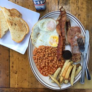 British Breakfast Recipes, English Breakfast Sausage, Ham Scalloped Potatoes, White Pudding, Full Irish Breakfast, British Breakfast, Irish Recipes Authentic, Irish Cooking, Hp Sauce