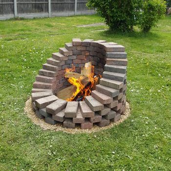 Backyard Fire Pit Ideas, Fire Pit Plans, Outside Fire Pits, Pergola Diy, Backyard Fire Pit, Brick Fire Pit, Fire Pit Ideas, Outdoor Fire Pit Designs, Backyard Seating