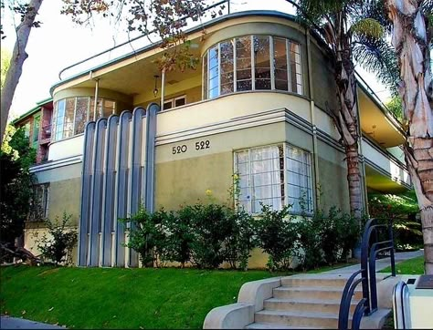 A gem of the Streamline Moderne Style, the Mauretania was designed for actor Jack Haley (the 'Tin Man' in 'The Wizard of Oz') and his wife Flo. The pair lived in the penthouse apartment for twenty years. The rounded exterior walls and 2nd-floor balconies with railings suggest a luxury ocean-going liner.

During the summer of 1960, Senator John F. Kennedy occupied the penthouse during the Democratic National Convention Streamline Moderne Architecture, Art Deco Houses, Residence Architecture, Art Deco Homes, Deco House, Streamline Moderne, Modern Deco, Art Deco Buildings, Deco Architecture