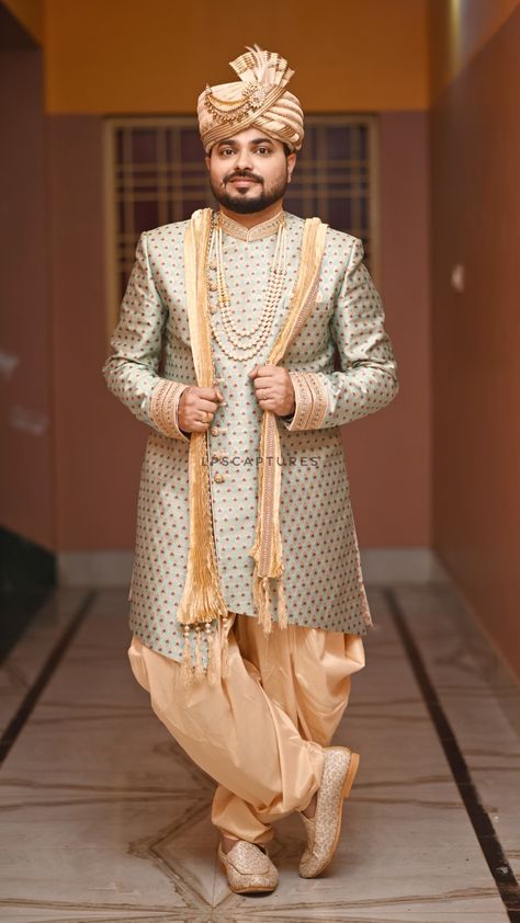 Groom Poses In Sherwani, Wedding Stills Boy, Wedding Groom Poses Indian, Boy Single Photo, Marriage Poses Singal, Servani Pose, Marriage Single Pose, Indian Wedding Groom Poses, Dulha Single Pose Wedding Photos