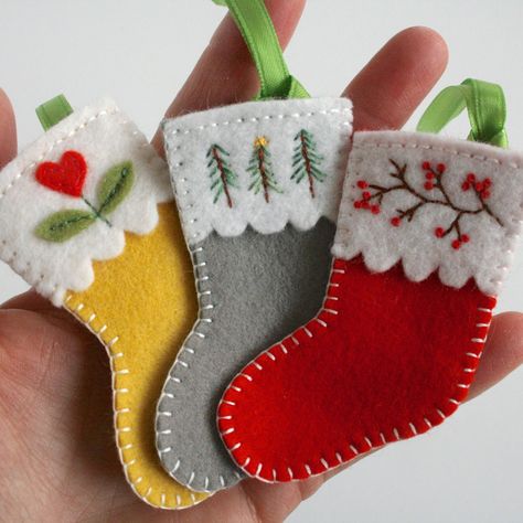 Diy Felt Christmas Ornaments, Baby Mobil, Felt Christmas Stockings, Christmas Sewing Projects, Felt Owls, Felt Crafts Christmas, Felt Crafts Diy, Felt Christmas Decorations, Felt Christmas Ornaments