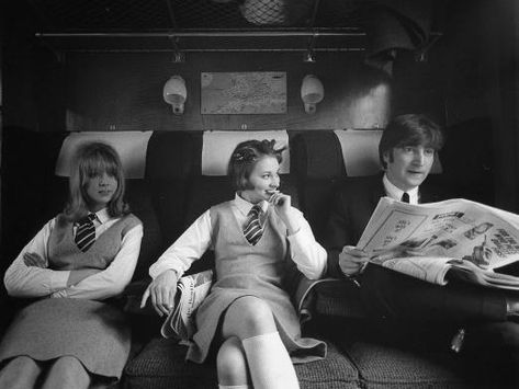 Pattie Boyd and John Lennon On A Hard Day's Night Set Pattie Boyd Style, Beatles Movie, Patti Boyd, Hard Days Night, Pattie Boyd, Wonderful Tonight, With The Beatles, Swinging London, John Lennon Paul Mccartney