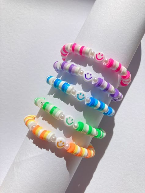 Pulseras Aesthetic, Smiley Face Beads, Make Clay Beads, Bracelet Business, Colorful Bead Bracelets, Clay Bead Necklace, Beaded Braclets, Preppy Bracelets, Homemade Bracelets