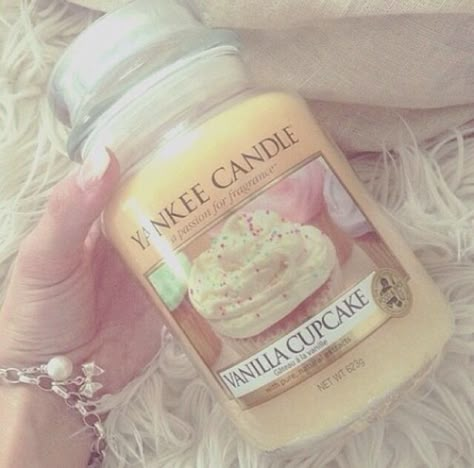 Yankee Candle Vanilla Cupcake, Cupcake Aesthetic, Yankee Candle Vanilla, Candle Factory, Cute Couple Text Messages, Yankee Candle Scents, Ideal Bedroom, Candle Obsession, Candle Vanilla