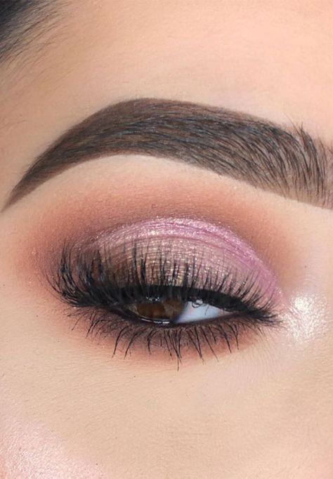 Neutral eyeshadow with subtle pink The eyes have a beautiful blend of color of brown and pink. This eyeshadow looks is stunning, features a beautiful... Brown And Pink Eyeshadow Looks, Subtle Pink Eyeshadow, Very Easy Makeup, Eye Makeup Trends, Natural Eyeshadow Looks, Prom Makeup For Brown Eyes, Fall Eyeshadow Looks, Glam Eyeshadow, Smokey Makeup