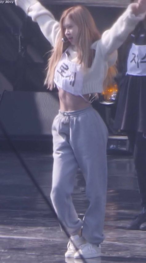 Rosé Body Goals, Dance Outfits Practice, Blackpink Outfits, Practice Outfits, Rose Blackpink, Rose Style, Roseanne Park, Rose Fashion, Rosé Blackpink