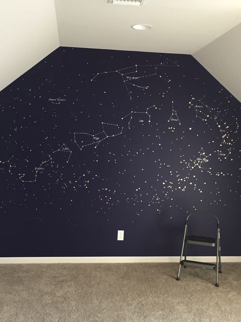 Constellation map mural. Painted with gold and silver paint pens in a deep blue wall. Map Mural, Minimalist Dekor, Map Murals, Constellation Map, Diy Casa, Silver Paint, Hus Inspiration, Dream Rooms, Blue Walls