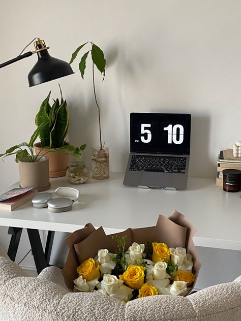 Desk Flowers, Flowers In Vase, Uni Room, Wood Desk, Small Flowers, Desk, Vase, Table Decorations, Bedroom