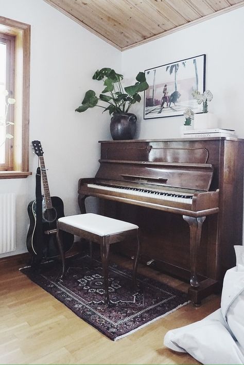 Check out these homes with seriously stylish pianos    #["Inspiration", "piano", "Home Piano", "colorful", "mid-century modern", "living room", "eclectic", "scandinavian", "vintage", "painted piano"] Piano Living Rooms, Home Music Rooms, Piano Decor, Deluxe Room, Music Corner, Music Room Decor, Piano Room, Upright Piano, Home Theatre