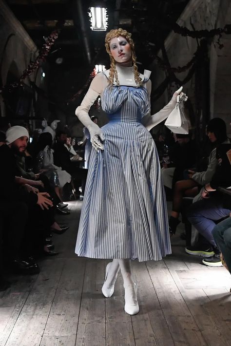 Maison Margiela Couture Spring 2024 [PHOTOS] Fashion Dream Job, Fashion Silhouette, Outfit Formulas, Couture Runway, Pretty Style, John Galliano, Spring 2024, 2024 Collection, Couture Fashion