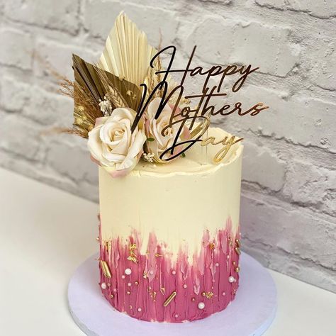 OH SUGAR! | Custom Cake Design on Instagram: “Another pretty one from Mother’s Day ☺️ . . . . . . . . . . . .…” Boujee Cake, Nutella Birthday Cake, Mother Birthday Cake, Diy Cake Topper Birthday, Decorate A Cake, Buttercream Cake Decorating, Elegant Birthday Cakes, Mothers Day Cake, Mini Cakes Birthday