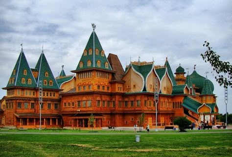 Kolomenskoye, Moskva, Russia Russian Palaces, Royal Estate, Russia News, Castle Mansion, Famous Castles, Russian Architecture, Russia Travel, Summer Palace, Imperial Palace