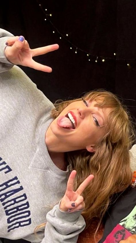 Taylor Peace Sign, Taylor Swift Sticking Her Tongue Out, Taylor Swift Tongue Out, Taylor Swift Sticking Out Her Tounge, Taylor Swift Peace Sign, Taylor Swift Lips, Taylor Smiling, Taylor Swift Selfie, Taylor Swift Smiling