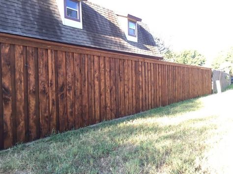 Board On Board Fence, Good Neighbor Fence, Wood Fence Ideas, Cedar Fence Ideas, Cedar Fence Pickets, Diy Privacy Fence, Fence Design Ideas, Fences Ideas, Wood Fence Design