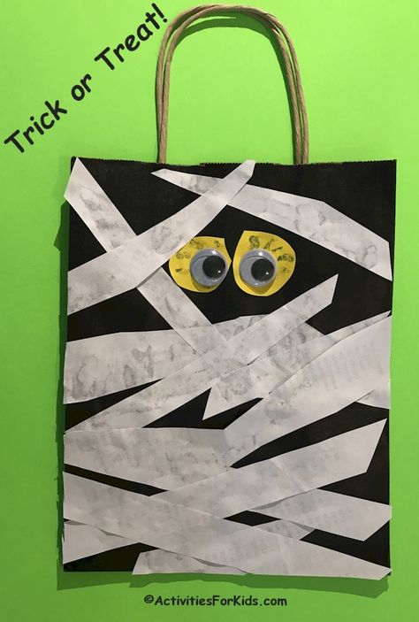 Halloween Bags For Preschoolers, Halloween Treat Bag Craft Preschool, Halloween Bags Preschool, Preschool Trick Or Treat Bags, Halloween Treat Bag Ideas For Preschool, Brown Paper Bag Halloween Treat Bags Diy Kids, Decorating Halloween Bags, Halloween Bag Decorating Ideas, Decorate Halloween Bags