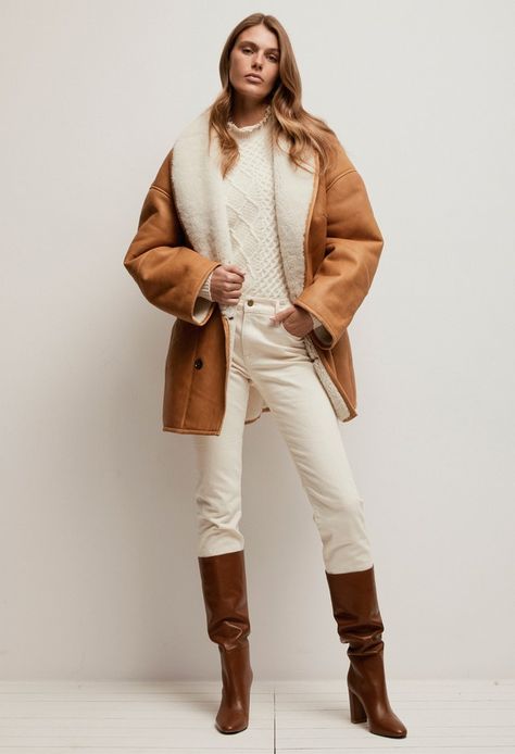 Frame Fall 2019 Ready-to-Wear collection, runway looks, beauty, models, and reviews. Fall Fashion Coats, Equestrian Fashion, Outfit Chic, Chic Pants, Women Fashion Edgy, Aviator Jackets, Fall Coat, Winter Trends, Shearling Coat