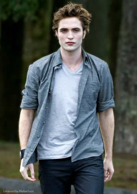 Edward Cullen swagggg Cullen Outfits, Edward Cullen Robert Pattinson, Twilight Saga New Moon, Robert Pattinson Twilight, Twilight Saga Series, Beau Film, Robert P, Robert Douglas, Twilight Edward