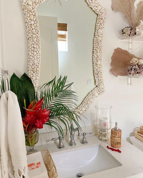 Palm Bathroom, Island Whimsy, Beach Bathroom Design, Peachy Clean, Glamour Bathroom, Tropical Luxe, Cottage Ranch, Florida Bungalow, Beach Theme Bathroom Decor