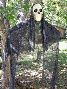 Reaper Madness: How to Make an Easy Floating Ghost | The Fright Owl Diy Halloween Garland, Ghosts For Halloween, Floating Ghost, Floating Ghosts, Skull Hanging, Diy Skulls, Tree Lanterns, Flameless Tea Lights, Skull Crafts