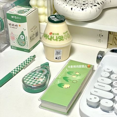 Green table mood🍀 Pretty School Supplies, Stationary Art, Stationery Essentials, Study Stationery, Minimalist Layout, Pretty Mugs, Stationary School, Kawaii Gifts, Green Table