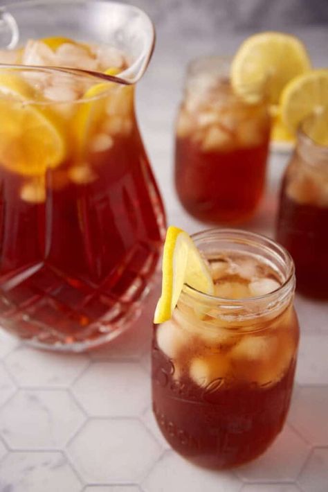 Classic Southern Sweet Tea- Never Bitter - easysoutherndesserts.com Sweet Tea Aesthetic, Southern Sweet Tea Recipe, Sweet Tea Recipe, Homemade Drinks Recipes, Blackberry Cobbler Recipe, Baked Turkey Wings, Strawberry Cheesecake Bars, Sweet Tea Recipes, Coconut Drink