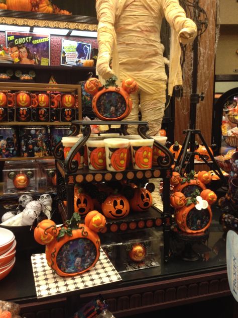 Halloween Store Decorations, Halloween Stores, Disney Fall, Disney World Halloween, Halloween Bedroom Decor, Halloween Bedroom, Disney Queens, Halloween Merchandise, Disney Merch