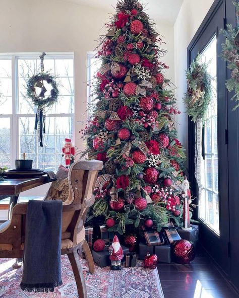 Natal Country, Red Christmas Decor, Christmas Tree Decorating Themes, Red Christmas Tree, Christmas Tree Inspiration, Christmas Interiors, Beautiful Christmas Trees, Christmas Tree Themes, Merry Little Christmas