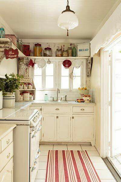 . 1920s Cottage, Market Decor, Cottage Style Interiors, Best Kitchen Design, 1920s House, Kabinet Dapur, Cottage Kitchens, Kitchen Decorating, Red Kitchen