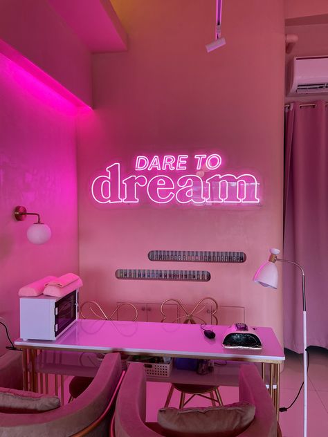 Small Podcast Room Ideas, Saloon Aesthetic, Music Studio Aesthetic, Ideas Decoracion Salon, Lash Room Ideas, Makeup Studio Decor, Home Studio Ideas, Hair Salon Interior, Pink Music