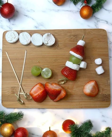 Grinch Kabobs Simple Easy Holiday Recipe Santa Fruit Skewers, Christmas Fruit Kabobs Kids, Grinch Fruit Kabobs, Marshmallow Slice, Grinch Kabobs, Fruit Kabobs Kids, Banana Seeds, Teacher Treats, Fruit Skewers